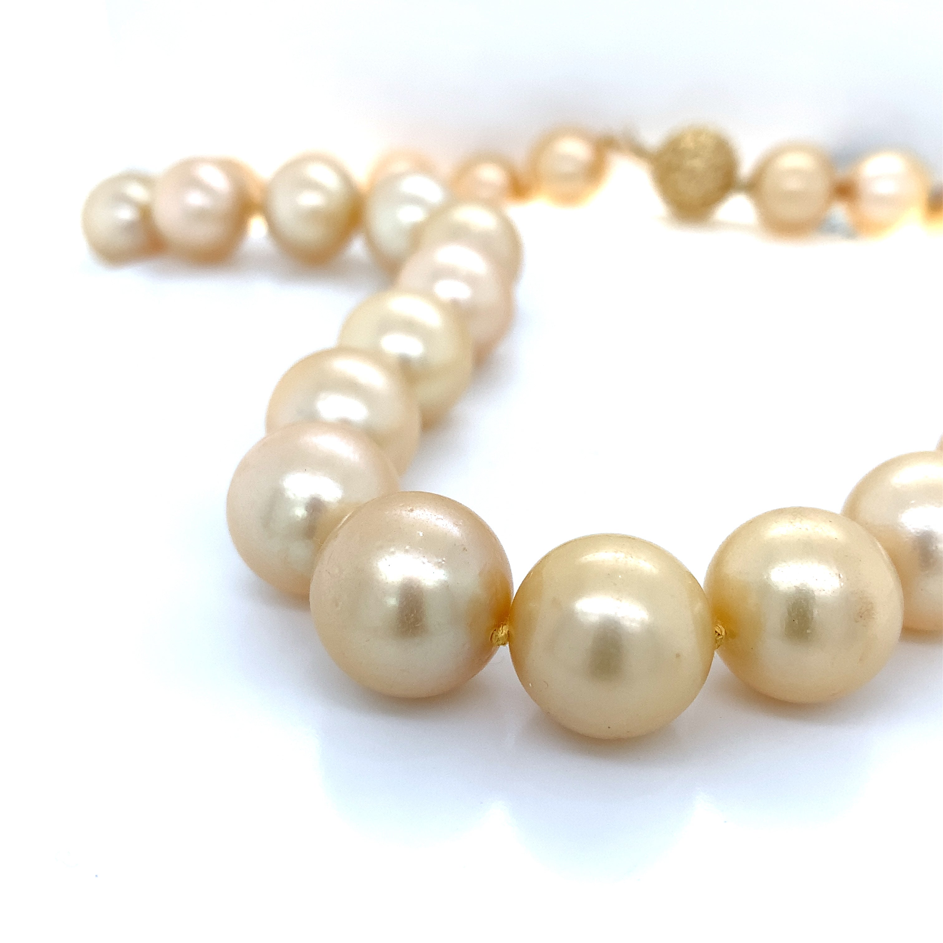 SIMPLE PEARL NECKLACE