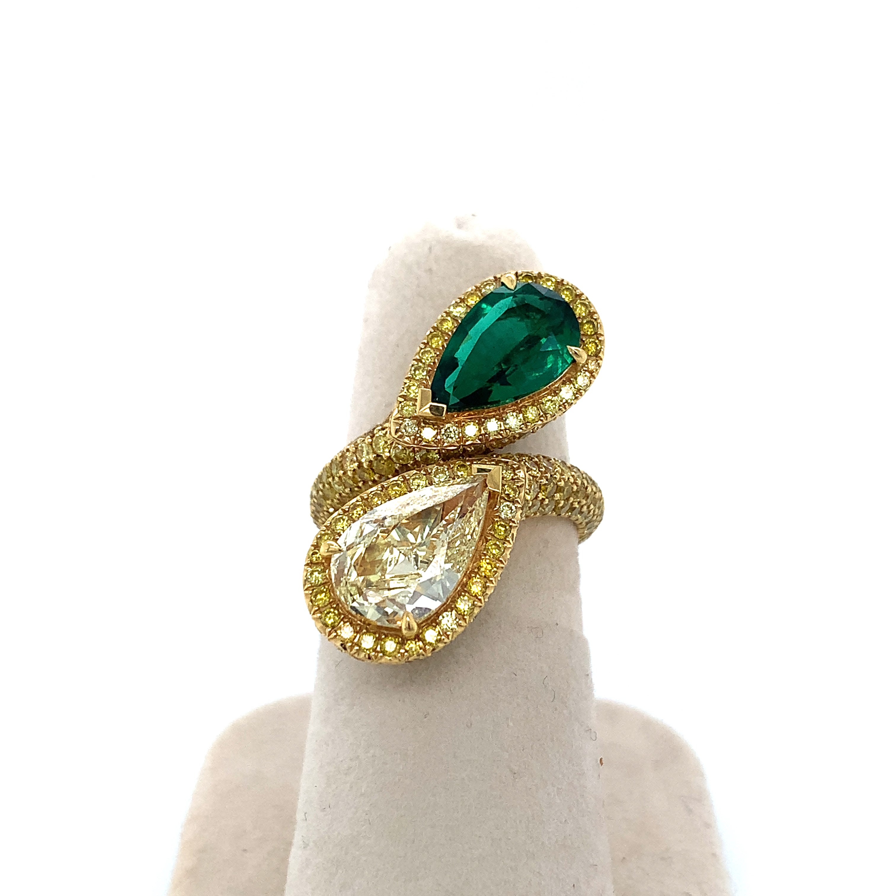 DIAMOND EMERALD GOLD RING