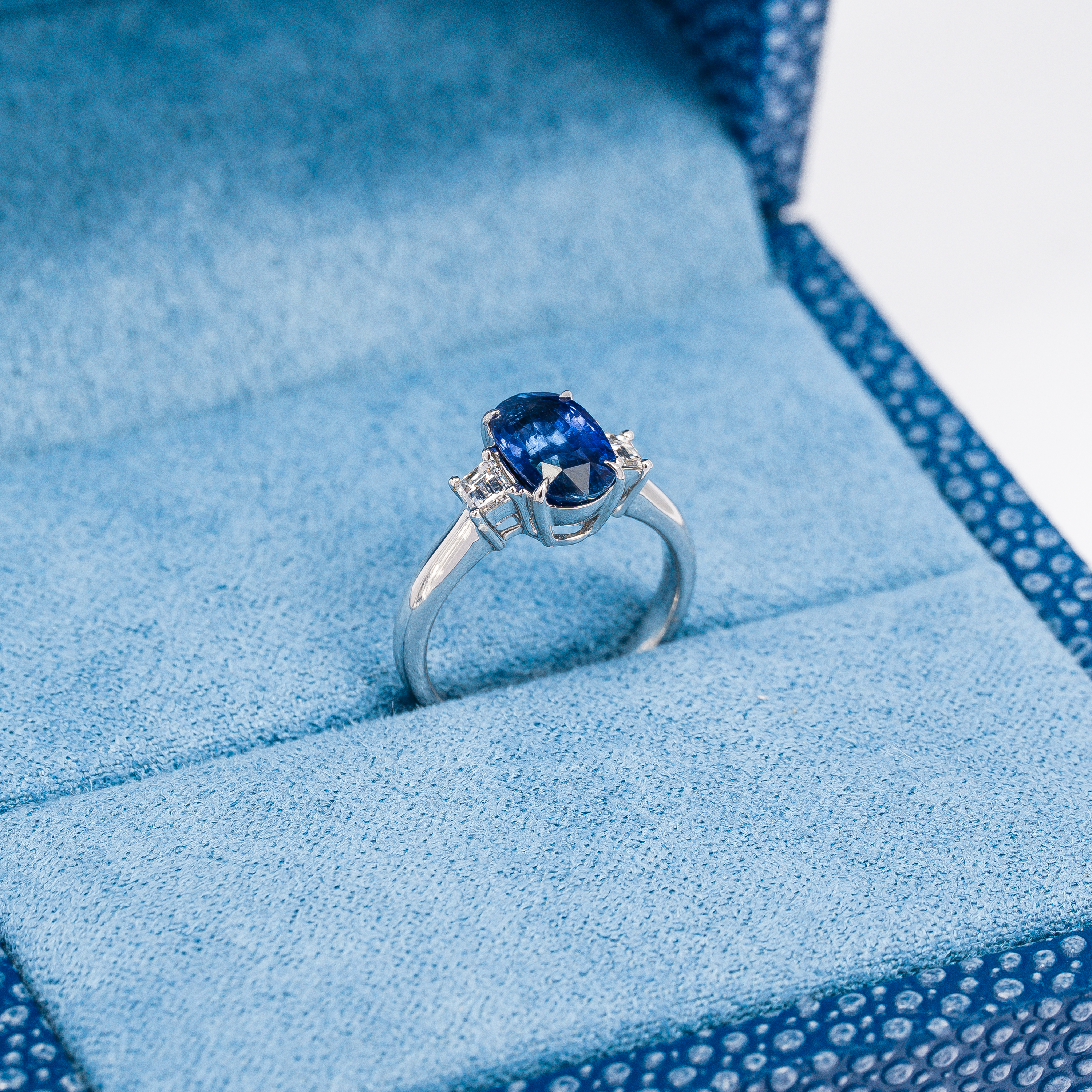 SAPHIRE AND DIAMOND RING