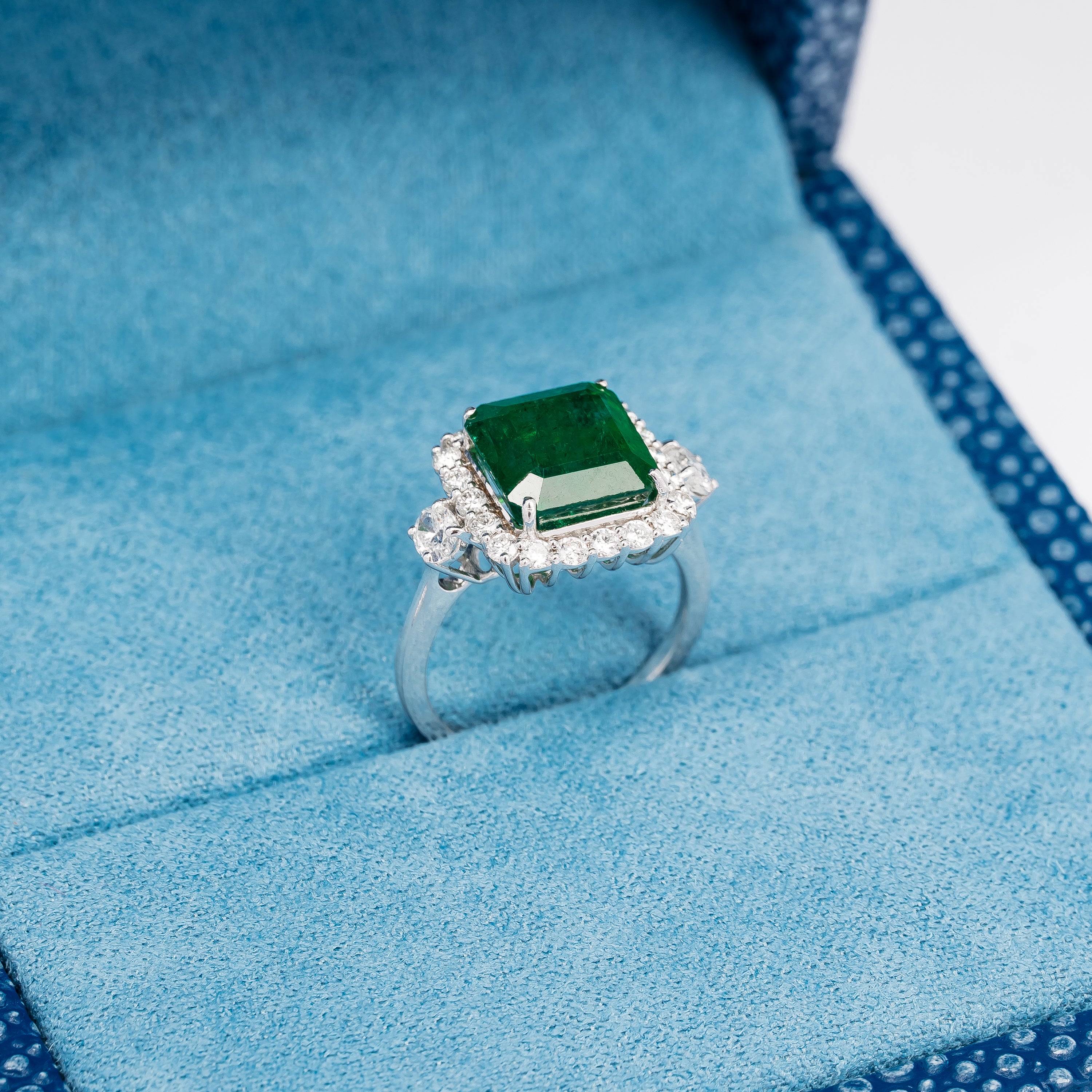 EMERALD AND DIAMOND RING