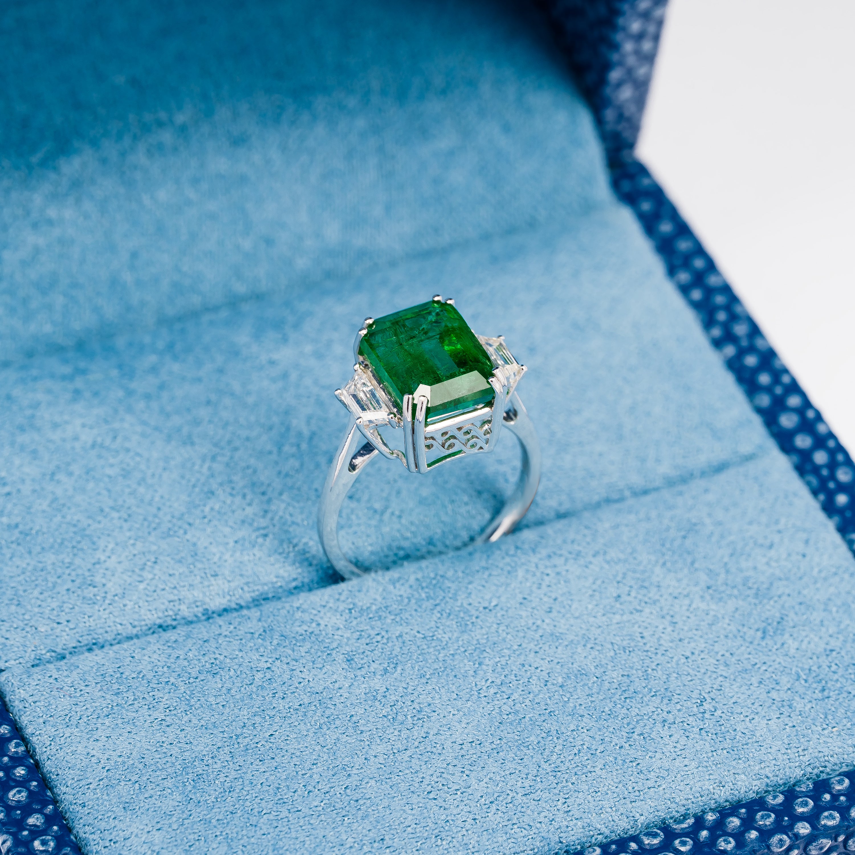 WHITE GOLD EMERALD RING