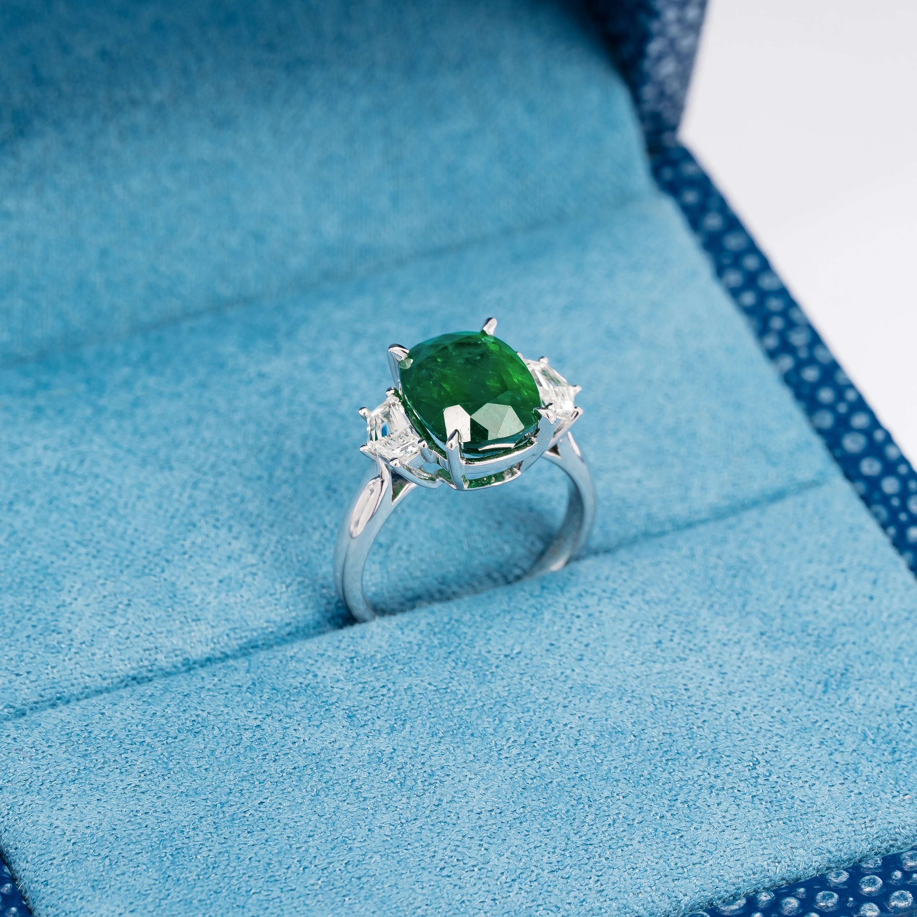 WHITE GOLD EMERALD RING