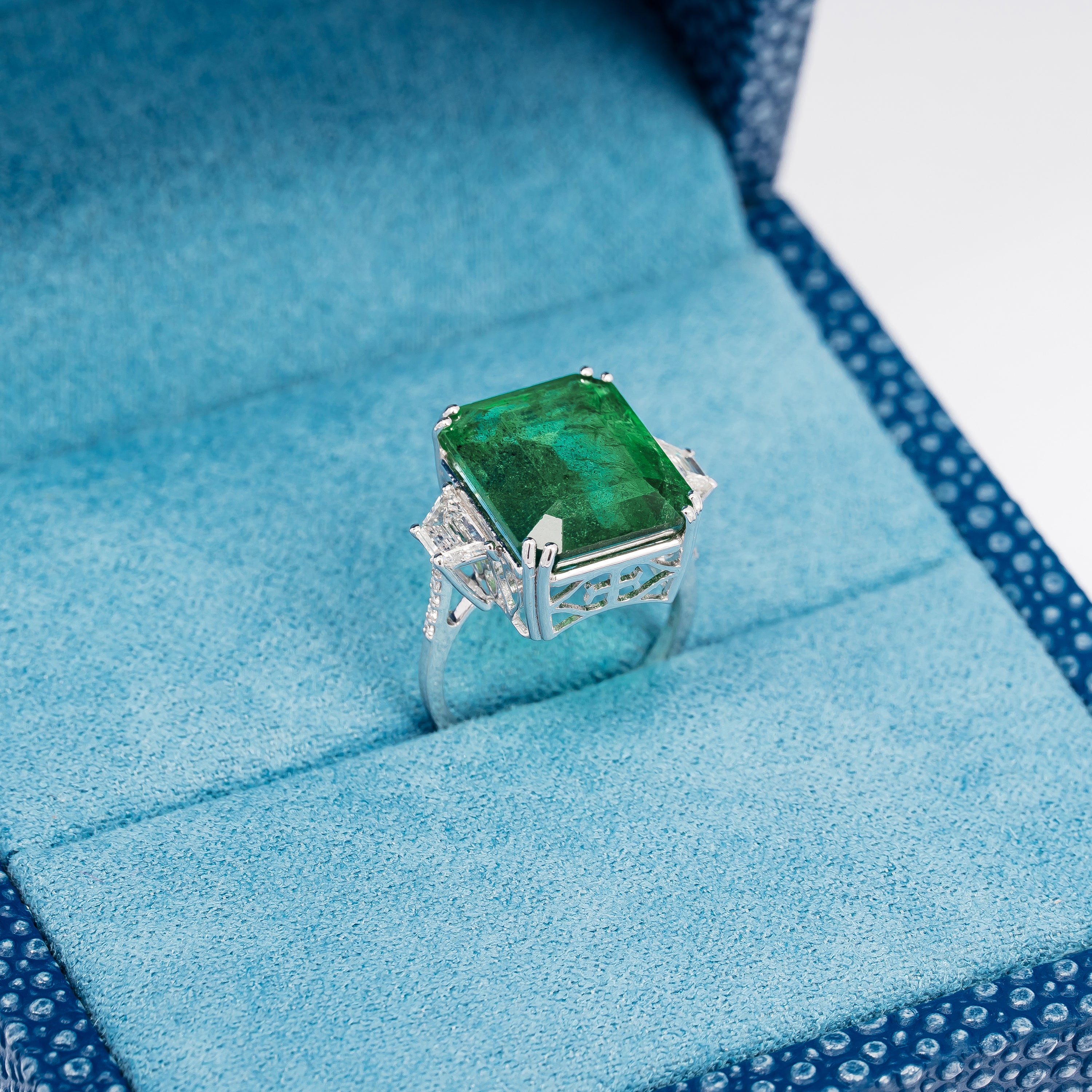 WHITE GOLD RING