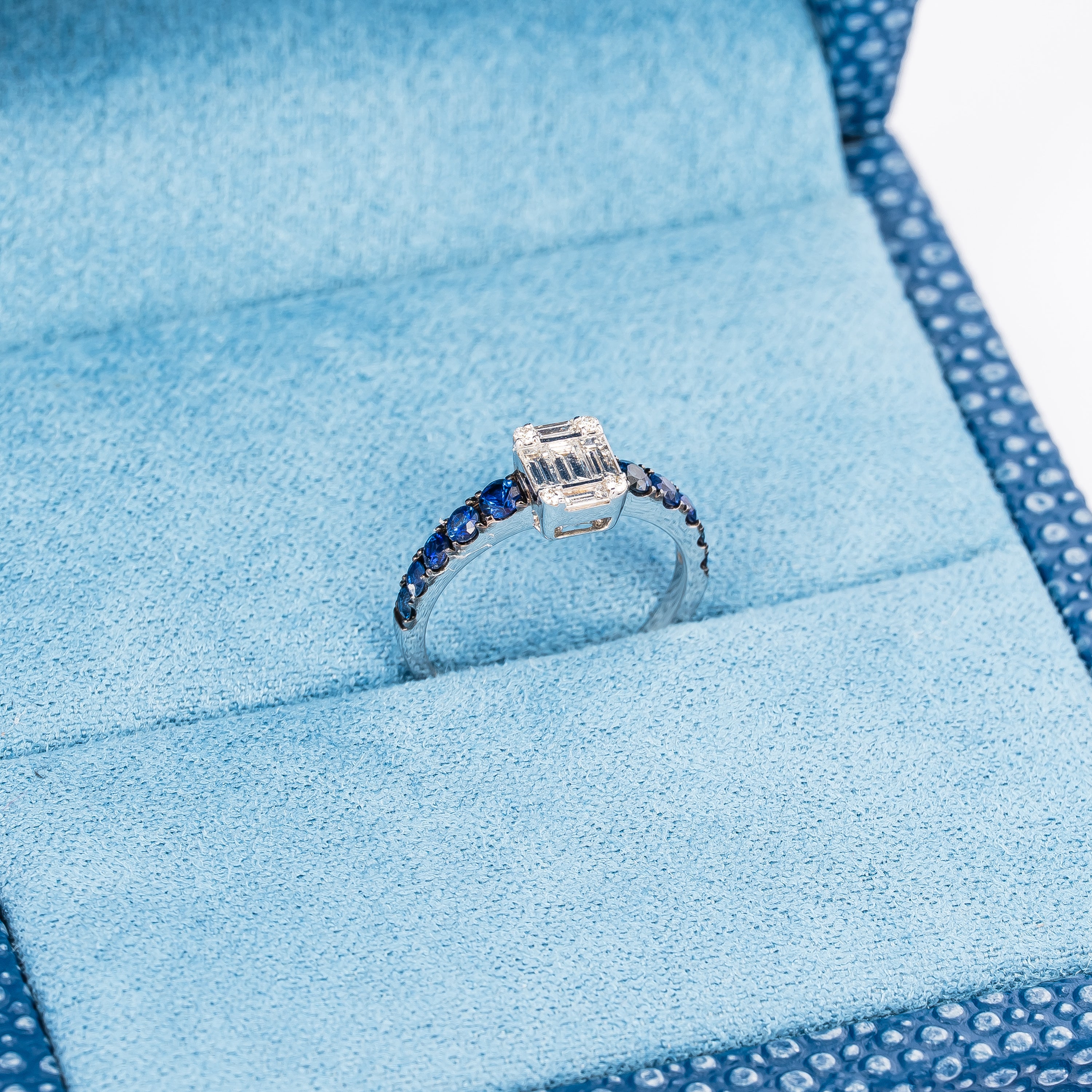 SAPPHIRE DIAMOND RING