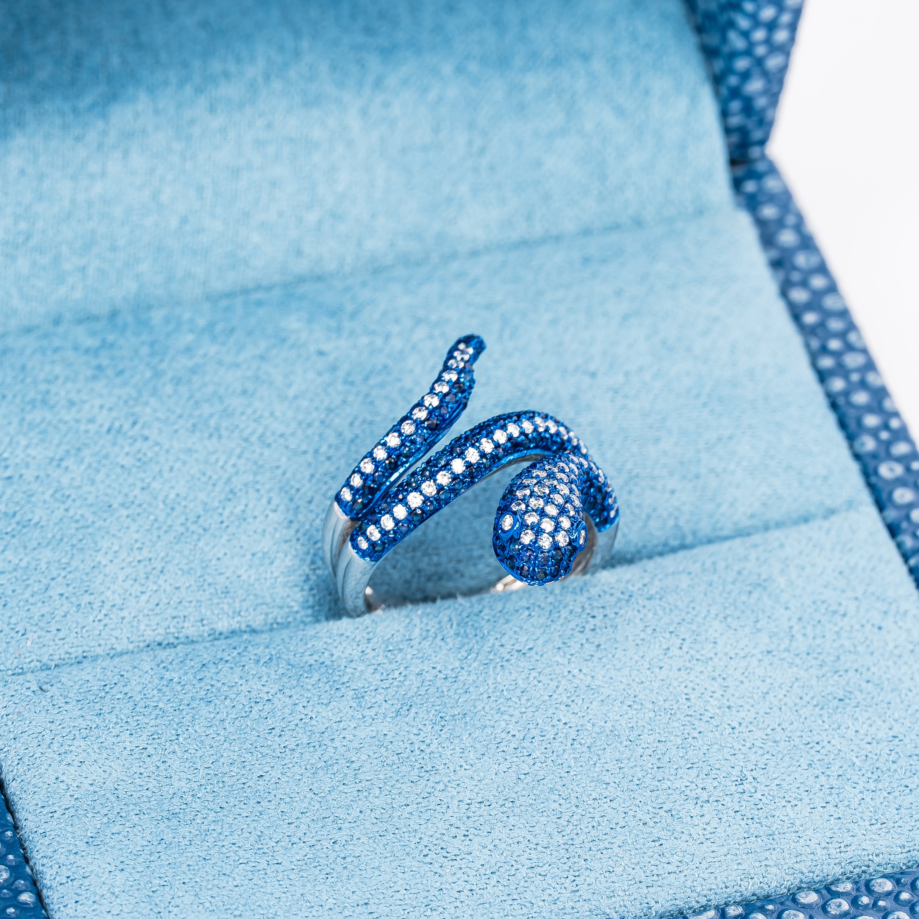 COLORED STONE SNAKE RING BLUE