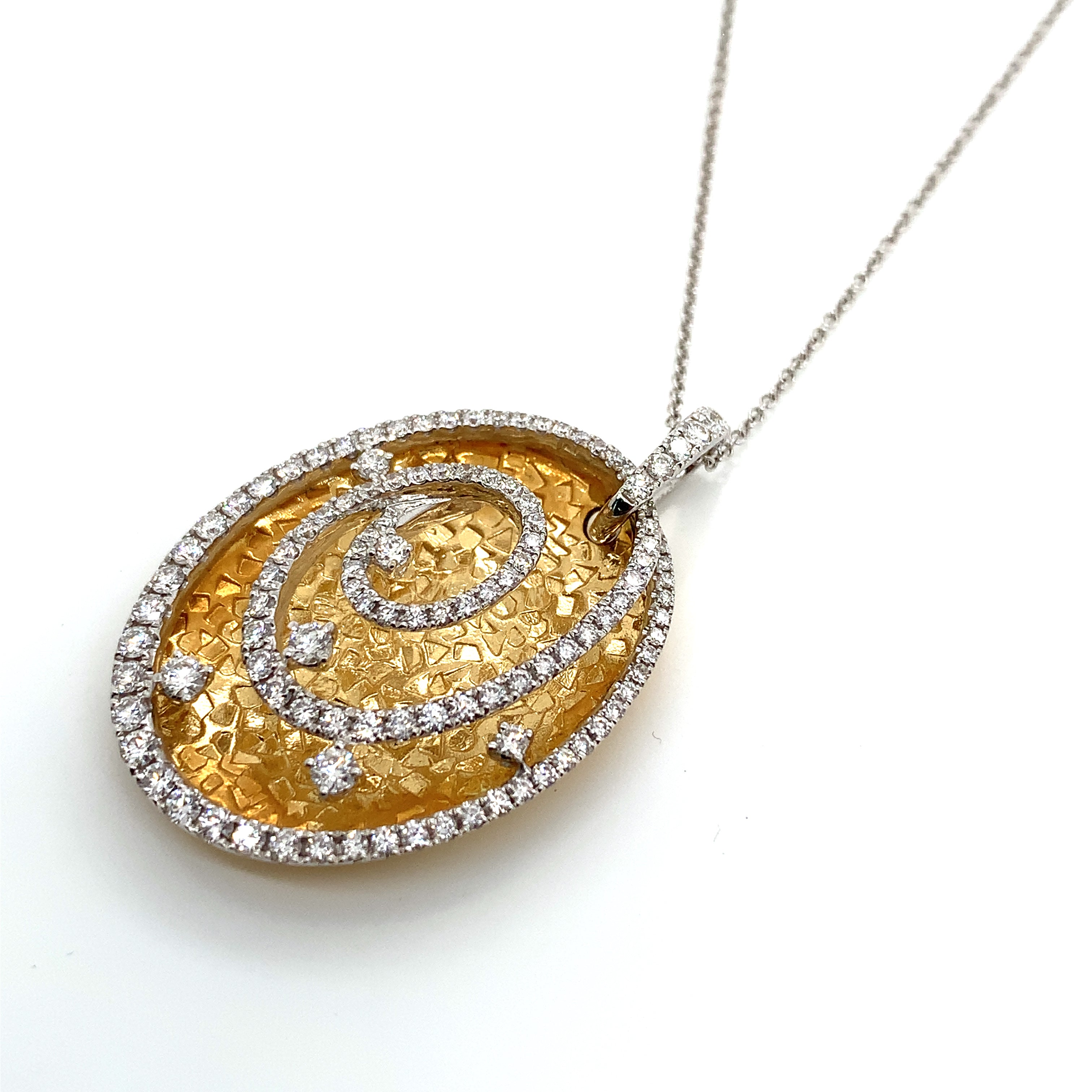 HAMMERED YELLOW GOLD PENDANT