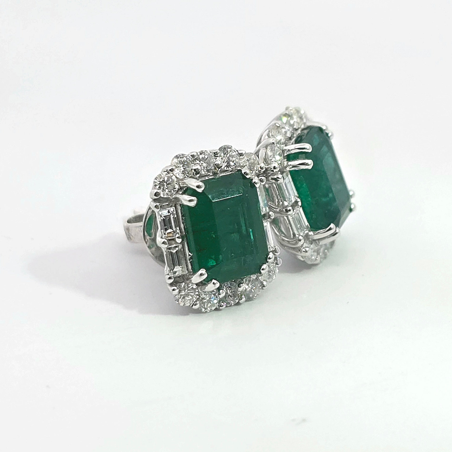 WHITE GOLD STUD EARRINGS WITH EMERALD, DIAMOND STONES