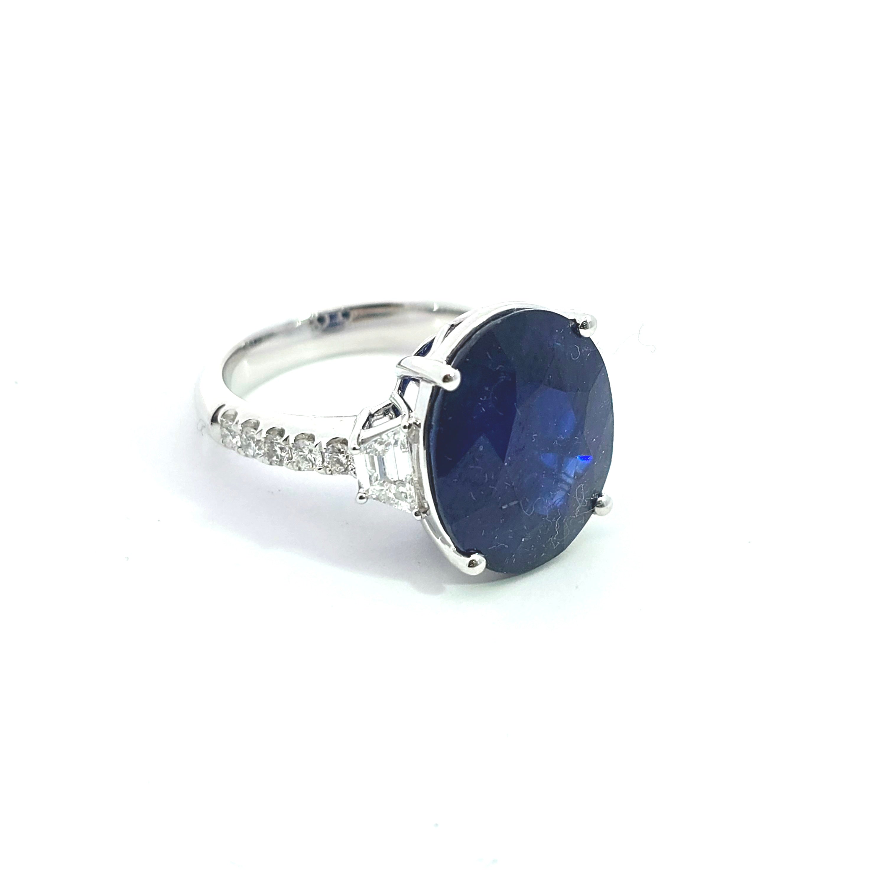 WHITE GOLD STATEMENT RING WITH SAPPHIRE, DIAMOND STONES