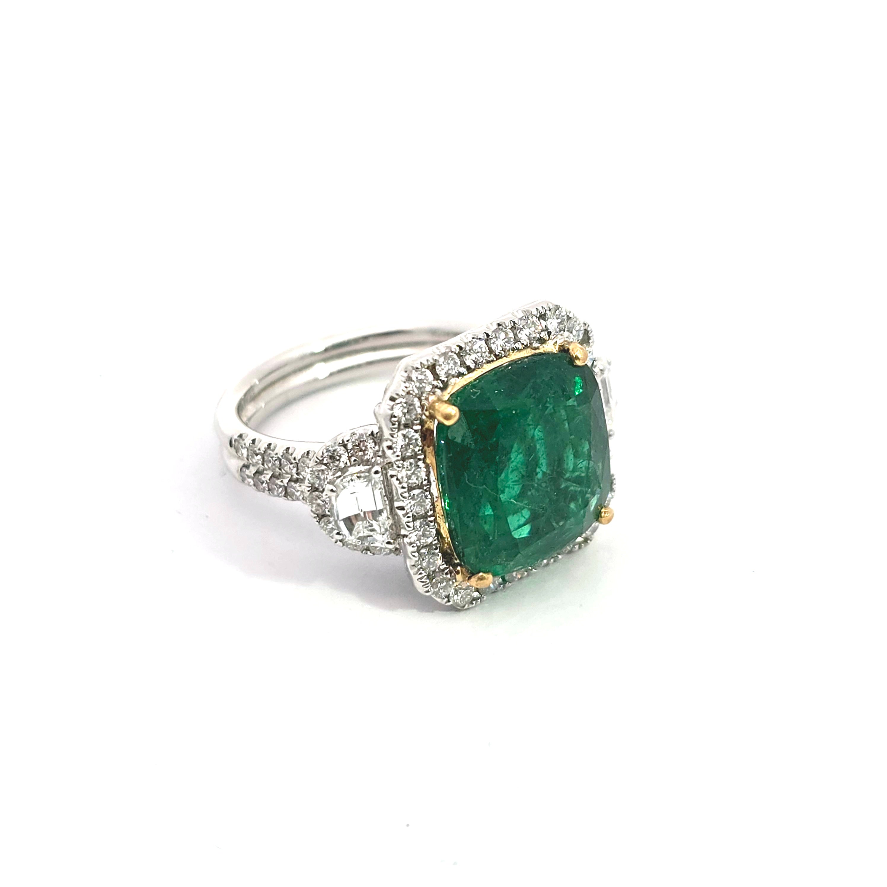 WHITE GOLD STATEMENT RING WITH EMERALD, DIAMOND STONES
