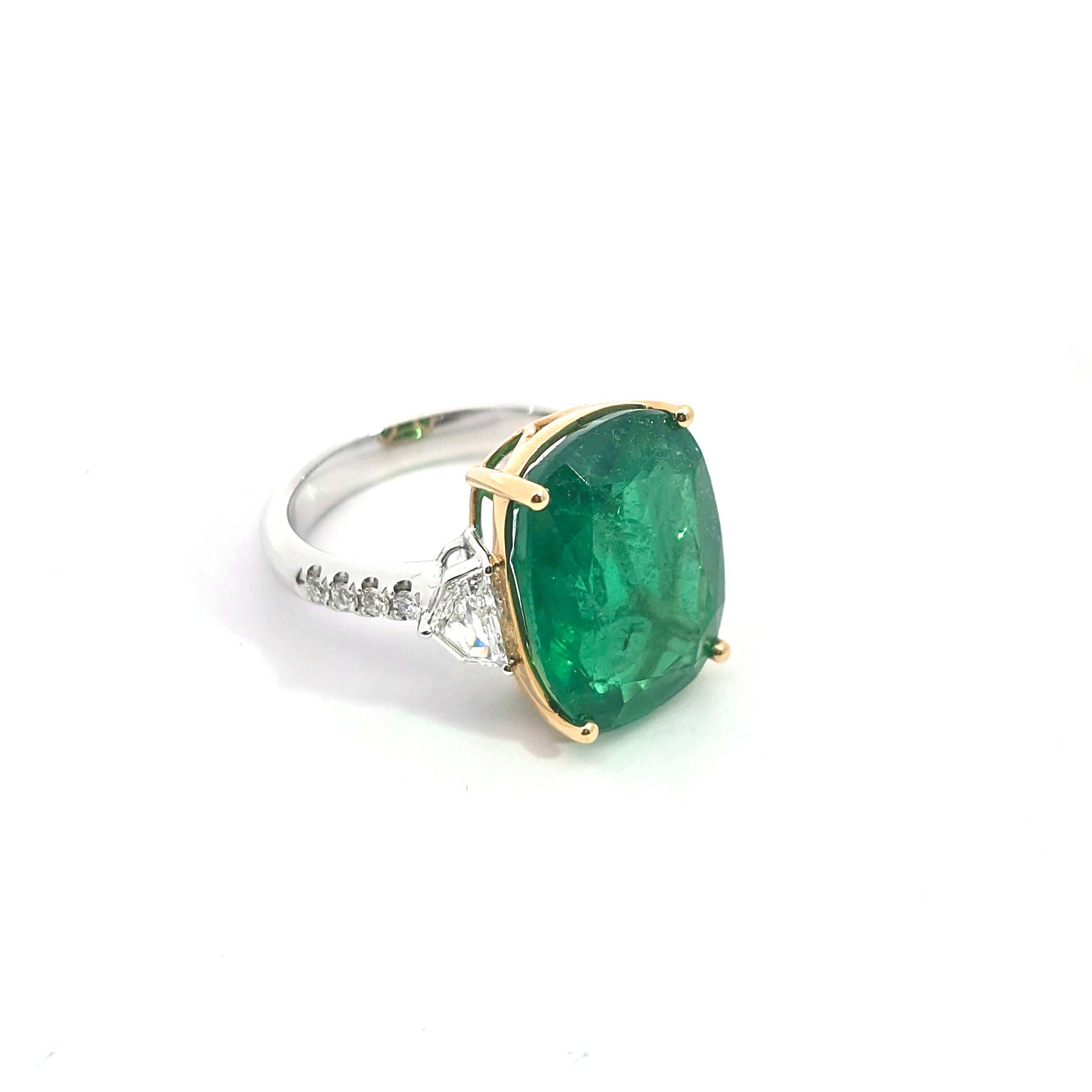 WHITE GOLD STATEMENT RING WITH EMERALD, DIAMOND STONES