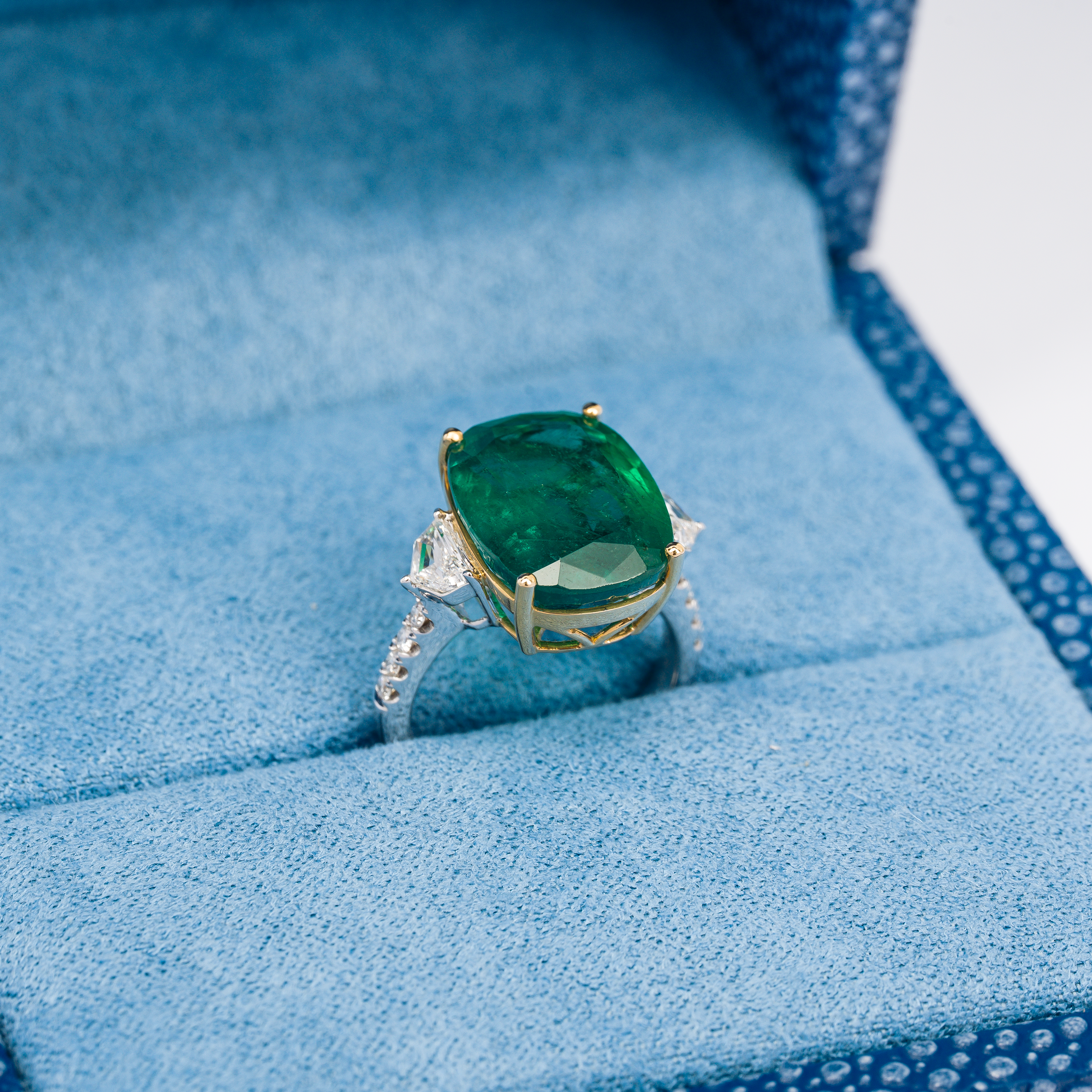 WHITE GOLD STATEMENT RING WITH EMERALD, DIAMOND STONES