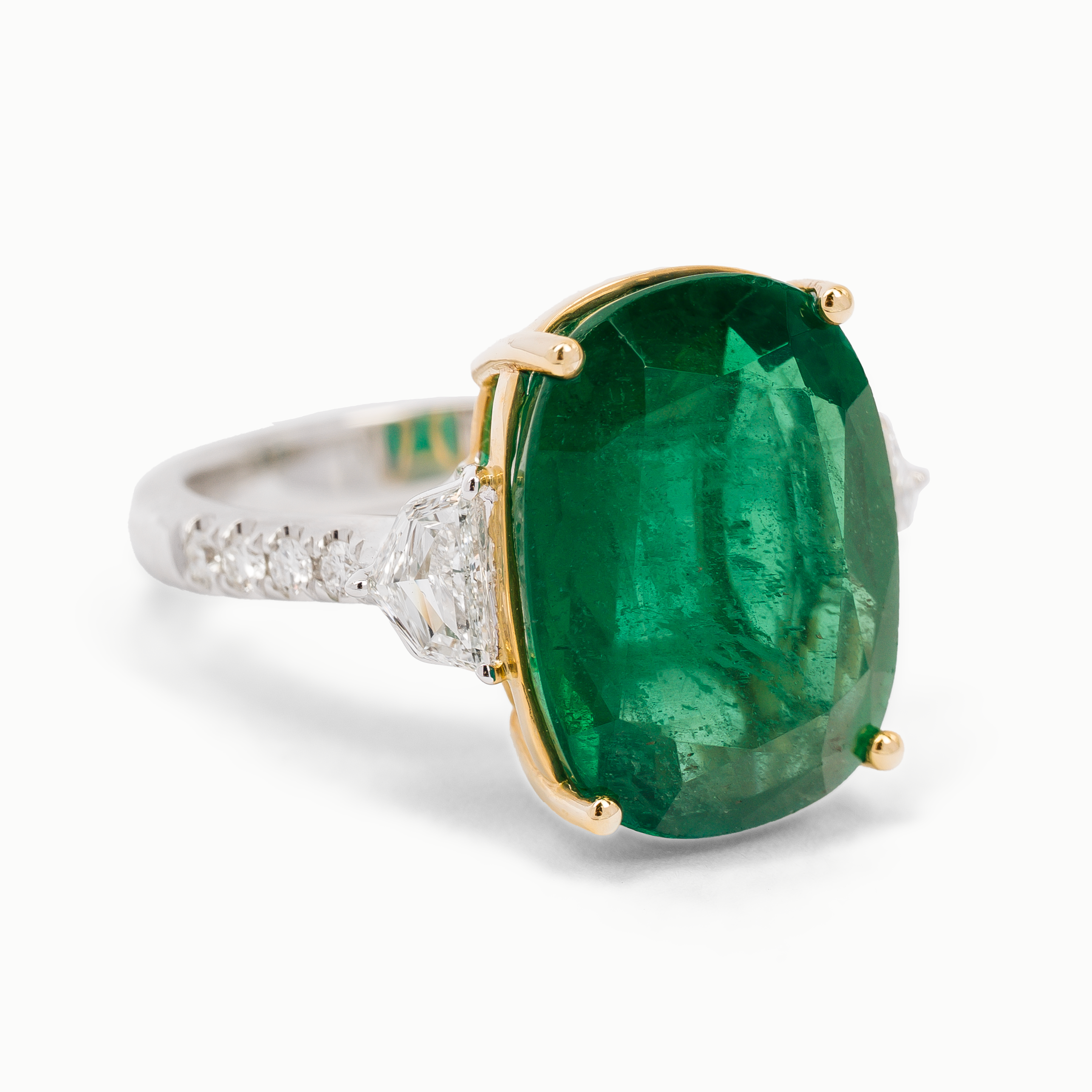WHITE GOLD STATEMENT RING WITH EMERALD, DIAMOND STONES