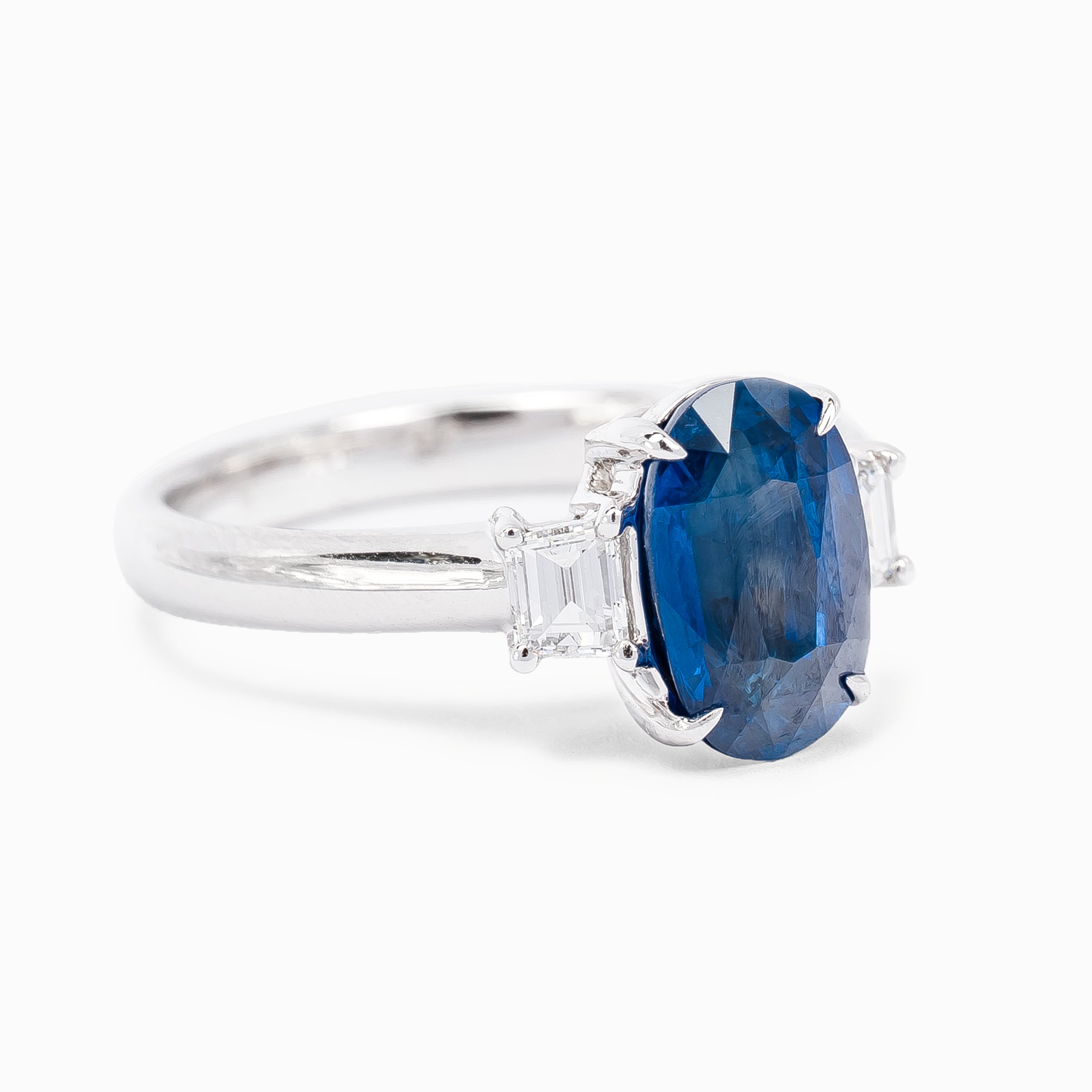 SAPHIRE AND DIAMOND RING